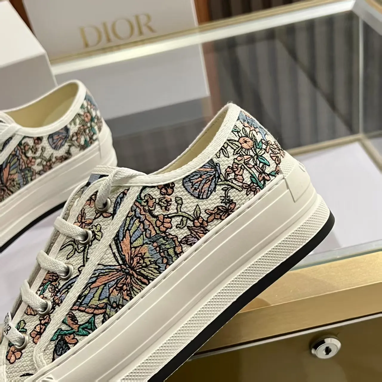 👟👟Ex-factory price 520👟👟 Walk‘n’Dior embroidered mid-top casual shoes are new in 2025. On the fashion stage, Dior embroidered shoes are the well-deserved protagonist. Delicate stitching is used on the upper, every stitch is devoted to the craftsman's efforts, and every thread is woven with artistic poetry. From complex floral patterns to smart geometric textures, embroidery is like the magic that gives shoes life, allowing them to show dynamic beauty even in static conditions.   Wearing Dior embroidered shoes feels like stepping into a dream world full of art. It is not only a pair of shoes, but also a walking piece of art that perfectly integrates fashion and culture. Whether you are strolling on the bustling city streets or attending important social occasions, Dior embroidered shoes can add unique charm to your style and become the focus of everyone's attention.   Choosing Dior embroidered shoes means choosing a persistent pursuit of quality and a unique understanding of fashion. Let it accompany you through every wonderful moment and leave your own fashion mark.  Material: Sheepskin lining, feet, silk cowhide, size 35-41, heel height 5cm